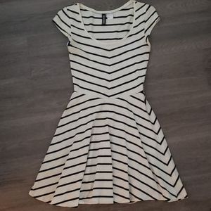 Short sleeved black and white stripe dreas